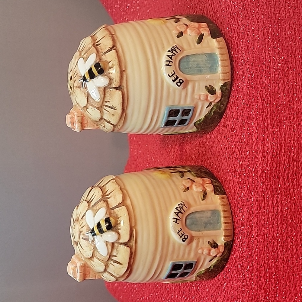 Vtg Treasure Craft Pfaltzgraff Beehive Salt & Pepper Shakers